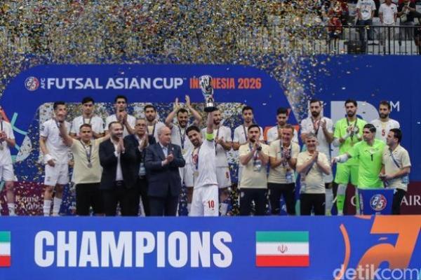 Para pemain timnas futsal Iran berselebrasi usai menjuarai Piala Asia Futsal 2026 (Foto: detik) 