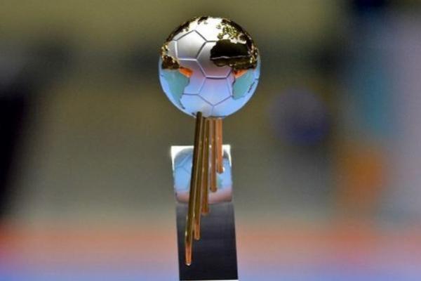 Ilustrasi - trofi Piala Dunia Futsal (Foto: AFP/LUIS ROBAYO) 