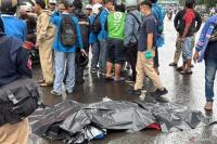 Seorang pelajar tewas usai mengalami kecelakaan lalu lintas di Jalan Matraman, Jakarta Timur (Foto: Antara/Situ Nurhaliza)
