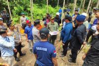 Petugas Gakkum Kemnehut dan Polda Riau mengintensifkan upaya penegakan hukum untuk mengejar dan membongkar jaringan yang diduga terlibat dalam pembunuhan gajah sumatera (Foto: Kemenhut)
