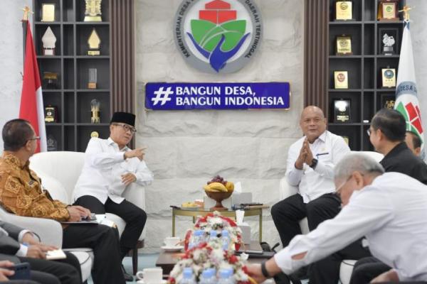 Mendes PDT Yandri Susanto saat menerima audiensi Bupati Nias Utara Amizaro Waruwu di ruang kerjanya, kantor Kemendes PDT, Jakarta. 