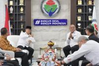 Mendes PDT Yandri Susanto saat menerima audiensi Bupati Nias Utara Amizaro Waruwu di ruang kerjanya, kantor Kemendes PDT, Jakarta.