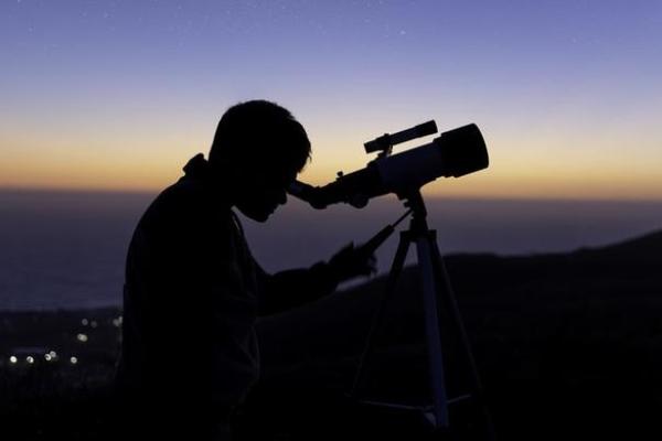 Ilustrasi pemantauan hilal (Foto: Getty Images/jasondoiy) 