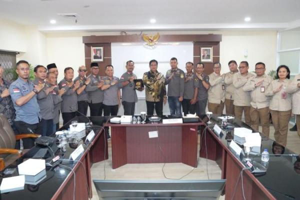 Wakil Menteri Transmigrasi saat menerima audiensi dari jajaran pengurus Asosiasi Kepala Desa Seluruh Indonesia (AKSI) (Foto: Humas Kementrans) 