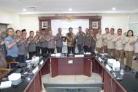 Wakil Menteri Transmigrasi saat menerima audiensi dari jajaran pengurus Asosiasi Kepala Desa Seluruh Indonesia (AKSI) (Foto: Humas Kementrans)