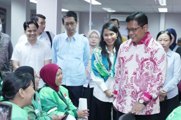 Wakil Menteri Transmigrasi (Wamentrans) Viva Yoga Mauladi saat meninjau pelaksanaan program Cek Kesehatan Gratis (CKG) di Grab Excellence Center (Foto: Humas Kementrans) 