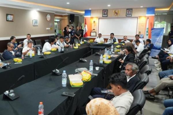 Kepala Cabang PELNI Surabaya, Jawa Timur, Roni Abdullah mempresentasikan kesiapan Angkutan Lebaran 2026. Foto: dok. katakini 
