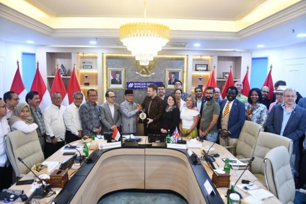 Mendes PDT Yandri Susanto saat menerima audiensi dari delegasi 15 CEO perusahaan inovasi energi dan teknologi asal Inggris (Foto: Humas Kemendes PDT) 