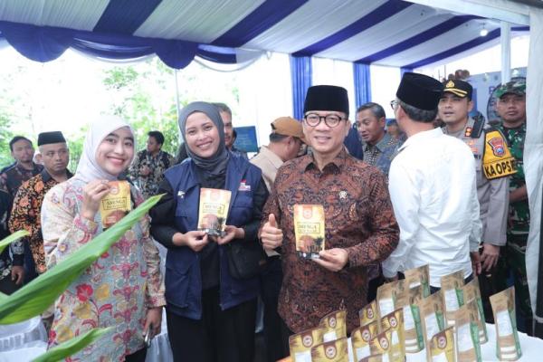 Menteri Desa dan Pembangunan Daerah Tertinggal (Mendes PDT Yandri Susanto saat menghadiri Pelepasan Ekspor Gula Aren di Desa Temon, Kecamatan Arjosari Kabupaten Pacitan Jawa Timur (Foto: Humas Kemendes PDT) 