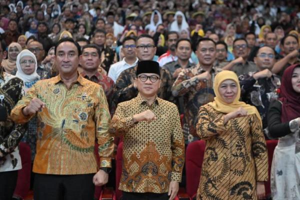 Menteri Desa dan Pembangunan Daerah Tertinggal (Mendes PDT) Yandri Susanto saat menghadiri Deklarasi Jawa Timur Bersih dari Narkoba (Bersinar) di Balai Budaya Jawa Timur (Foto: Humas Kemendes PDT) 