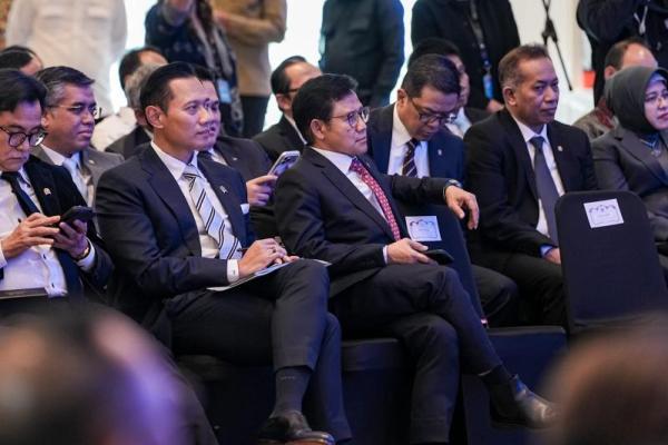 Menko PM Abdul Muhaimin Iskandar (kanan) saat menghadiri Forum Indonesia Economic Outlook 2026 di Auditorium Wisma Danantara, Jakarta (Foto: Humas Kemenko PM) 