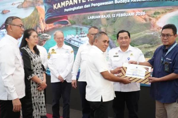 Penyerahan secara simbolis sertifikat keselamatan pelayaran oleh Direktorat Jenderal Perhubungan Laut Kementerian Perhubungan kepada masyarakat maritim Labuan Bajo, Nusa Tenggara Timur (NTT), Kamis (12/2/2026). Foto: djpl/katakini 