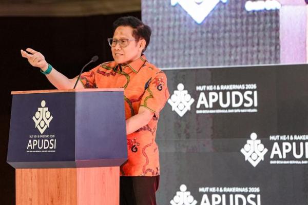 Menko PM Abdul Muhaimin Iskandar (kanan) dalam pembukaan Rapat Kerja Nasional (Rakernas) Asosiasi Pelaku Usaha Desa Seluruh Indonesia (APUDSI) dan Village Economic Talk di Jakarta (Foto: Humas Kemenko PM) 