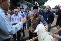 Mendes PDT Yandri Susanto saat mengunjungi Desa Jomin Timur, Kecamatan Kotabaru, Kabupaten Karawang (Foto: Humas Kemendes PDT)