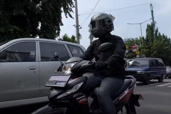 Ilustrasi - pengendara motor menggunakan helm (Foto: gridoto) 