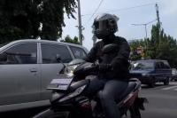 Ilustrasi - pengendara motor menggunakan helm (Foto: gridoto)