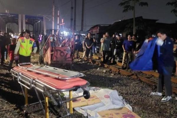 Seorang wanita tewas tertabrak kereta di perlintasan Pasar Pesing, Kedoya Utara, Kebon Jeruk, Jakarta Barat (Foto: Antara) 