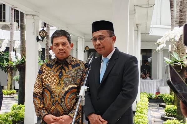 Direktur Utama (Dirut) BPJS Kesehatan Prihati Pujowaskito (kanan) saat jumpa pers di Kantor Kemenko PM pada Jumat (20/2/2026) (Foto: Habib/Katakini.com) 