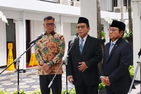 Dirut BPJS Ketenagakerjaan 2026-2030 Saiful Hidayat (tengah) didampingi Menko PM A. Muhaimin Iskandar (kanan) dan Eks Dirut BPJS Ketenagakerjaan Pramudya Iriawan Buntoro (kiri) saat jumpa pers (Foto: Habib/Katakini.com) 
