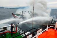 Petugas kapal patroli KN Jembio saat berusaha memadamkan api yang membakar KM Inti Marina VII di perairan Banten, Jumat (20/2/2026). Foto: hubla/katakini