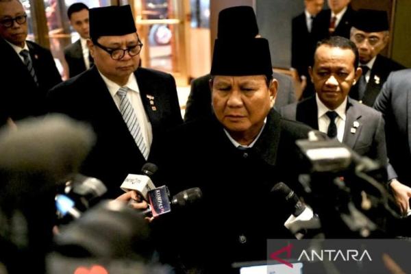 Presiden Prabowo Subianto (tengah) menjawab pertanyaan wartawan setelah acara Konferensi Tingkat Tinggi (KTT) Dewan Perdamaian (Board of Peace/BoP) Gaza di Washington DC, Amerika Serikat (Foto: ANTARA/Hafidz Mubarak A) 