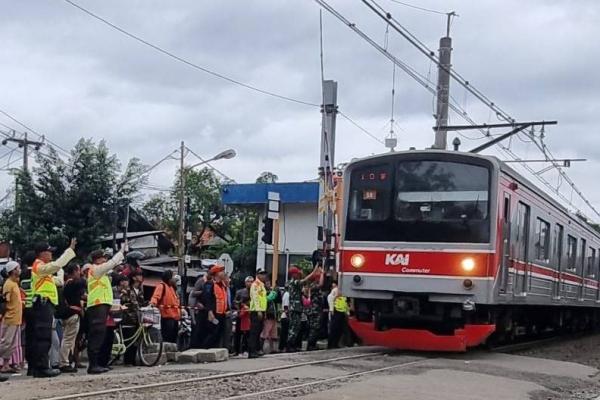 KRL lintasan Stasiun Duri ke Stasiun Tangerang. Foto: dok. katakini 