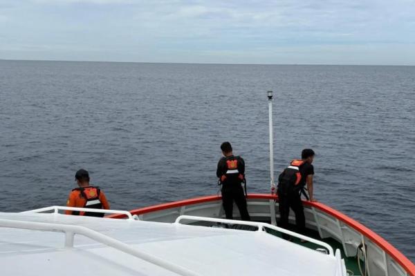 Tim gabungan memantau keberadaan dua korban kapal tenggelam dari atas KN SAR Baladewa pada operasi SAR hari ke tujuh (Foto: Kansar Palu) 