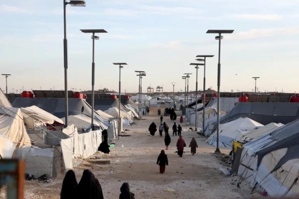 Perempuan dan anak-anak berjalan melewati kamp al-Hol di provinsi Hasakah timur laut Suriah (Foto: Omar Haj Kadour/AFP) 