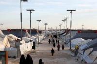 Perempuan dan anak-anak berjalan melewati kamp al-Hol di provinsi Hasakah timur laut Suriah (Foto: Omar Haj Kadour/AFP)