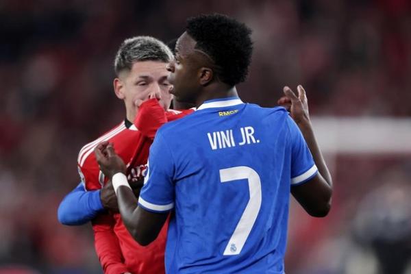 Winger Benfica, Gianluca Prestianni (baju merah) adu mulut dengan penyerang Real Madrid, Vinicius Junior (baju biru) (Foto: Getty Images) 