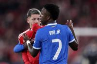 Winger Benfica, Gianluca Prestianni (baju merah) adu mulut dengan penyerang Real Madrid, Vinicius Junior (baju biru) (Foto: Getty Images)