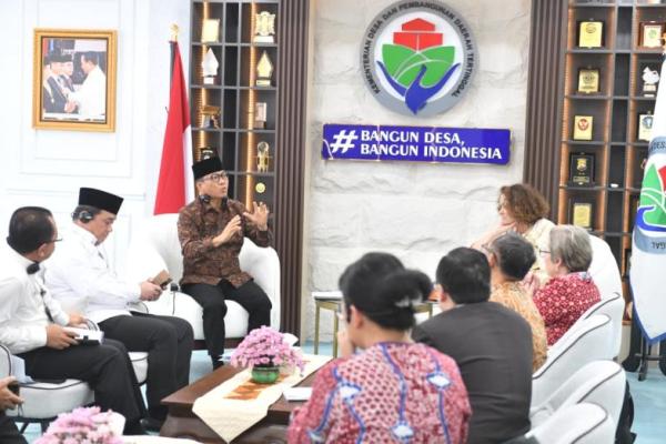 Mendes PDT Yandri Susanto bersama jajarannya saat menerima kunjungan dari World Bank Country Director untuk Indonesia dan Timor Leste Carolyn Turk (Foto: Humas Kemendes PDT) 