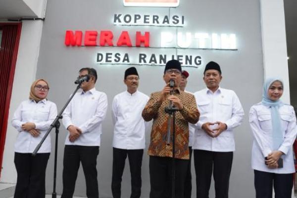 Mendes PDT Yandri Susanto saat jumpa pers usai agenda Kolaborasi Kopdes Merah Putih dengan Program Keluarga Harapan (Foto: Humas Kemendes PDT) 