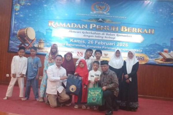 Penyerahan santunan secara simbolis kepada anak yatim di Masjid Baiturrahman DPR RI.Foto: kwp/katakini 