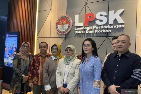 Lisna, ibu kandung NS (12), anak laki-laki yang diduga tewas akibat kekerasan oleh ibu tirinya di Sukabumi, Jawa Barat, mengajukan permohonan perlindungan ke Lembaga Perlindungan Saksi dan Korban (LPSK), Jakarta Timur (Foto: Antara/Fath Putra Mulya) 
