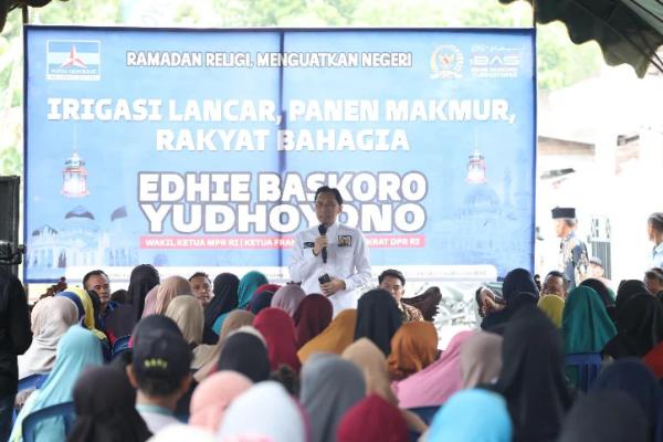 Wakil Ketua MPR RI sekaligus Ketua Fraksi Partai Demokrat DPR RI, Edhie Baskoro Yudhoyono (Ibas/EBY) meninjau langsung program irigasi di Kedunggalar, Kabupaten Ngawi (Foto: MPR) 