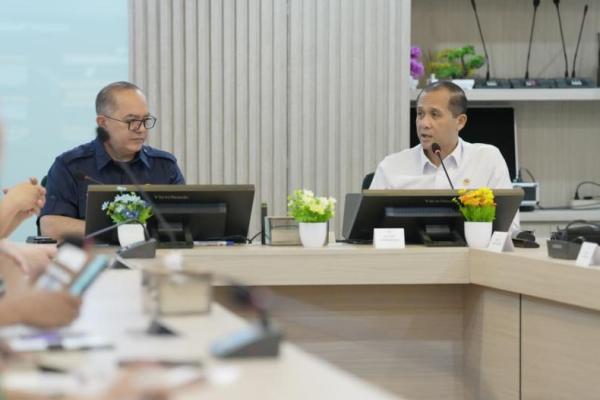 Menteri Transmigrasi (Mentrans) M.Iftitah Sulaiman Suryanagara saat menerima audiensi dari PT. Agrinas Pangan Nusantara (Foto: Humas Kementrans) 