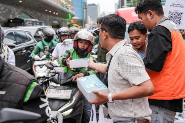 Pembagian takjil gratis melalui kegiatan Bundaran Penuh Berkah (Foto: Humas Kemenko PM) 