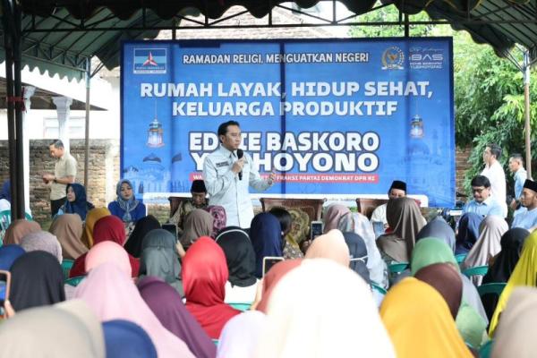 Wakil Ketua MPR RI sekaligus Ketua Fraksi Partai Demokrat DPR RI, Edhie Baskoro Yudhoyono, atau Ibas sapaan akrabnya, melakukan kunjungan reses ke Desa Carat, Ponorogo dalam rangka pengawasan dan dukungan Program BSPS (Foto: Humas MPR) 