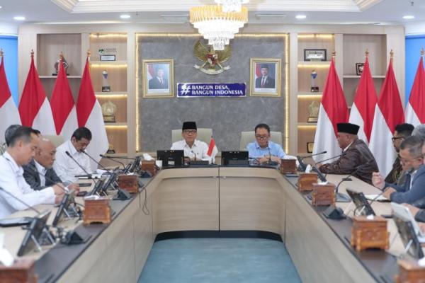 Menteri Desa dan Pembangunan Daerah Tertinggal (Mendes PDT) Yandri Susanto saat menerima audiensi dari Komisi Pengawas Persaingan Usaha (KPPU) di Kantor Kemendes PDT (Foto: Humas Kemendes PDT) 