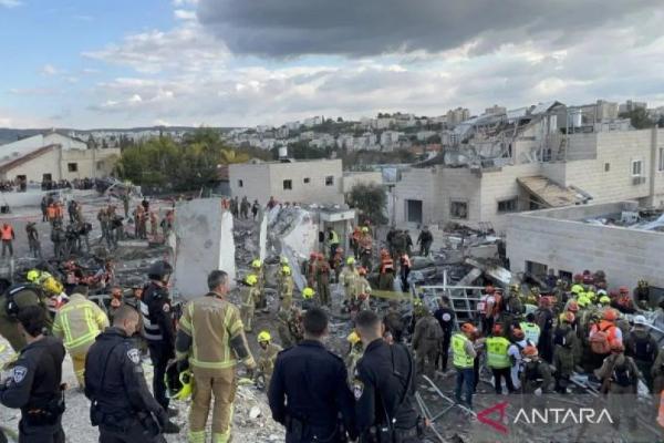 Foto yang diambil pada Minggu, 1 Maret 2026 ini memperlihatkan lokasi serangan rudal di Beit Shemesh, sebelah barat Yerusalem. (ANTARA/Gil Cohen Magen/Xinhua) 