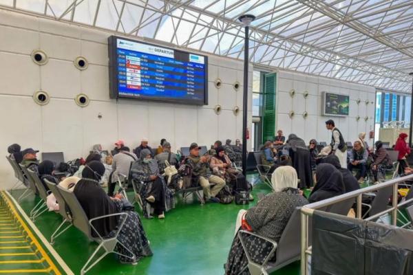 Jamaah umrah menunggu di area bandara di Arab Saudi untuk kembali ke Tanah Air (Foto: Kemenhaj) 
