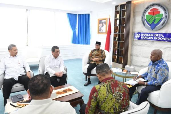 Mendes PDT Yandri Susanto dan Wamendes PDT Ariza Patria saat menerima audiensi Gubernur Papua Barat Dominggus Mandacan (Foto: Humas Kemendes PDT) 