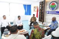Mendes PDT Yandri Susanto dan Wamendes PDT Ariza Patria saat menerima audiensi Gubernur Papua Barat Dominggus Mandacan (Foto: Humas Kemendes PDT)