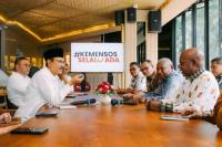 Menteri Sosial (Mensos) Saifullah Yusuf saat menerima Gubernur Papua Barat Dominggus Mandacan beserta jajaran untuk membahas penguatan program perlindungan sosial di Papua Barat (Foto: Kemensos)