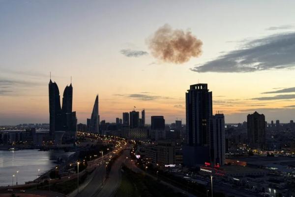 Asap mengepul setelah sebuah drone Iran dicegat di atas Bahrain Financial Harbour Towers, yang merupakan lokasi kedutaan besar Israel, di tengah konflik AS-Israel dengan Iran, di Manama, Bahrain, 6 Maret 2026 (Foto: Stringer/Reuters) 