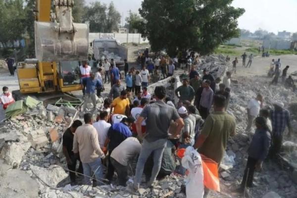 Tim penyelamat dan warga lokal berupaya menyelamatkan korban luka dari reruntuhan di sebuah sekolah khusus perempuan yang diserang di Minah, Provinsi Hormozgan, Iran selatan (Foto: ANTARA/Xinhua/Mehr News Agency) 