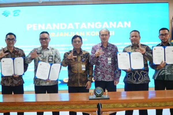 Direktur Jenderal Perhubungan Laut Muhammad Masyhud (tiga dari kiri) usai penandatanganan kerjasama konsesi pengusahaan pelabuhan di Muara Sabak, Jambi dan Sangatta, Kalimantan Timur. Foto: djpl/katakini 