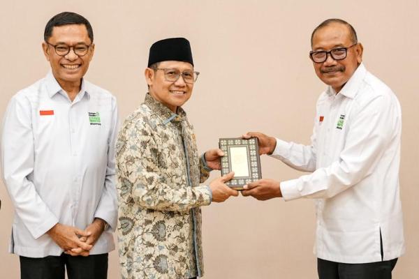Menteri Koordinator Bidang Pemberdayaan Masyarakat (Menko PM) A. Muhaimin Iskandar mewakafkan 2.000 Al-Quran untuk pesantren (Foto: Humas Kemenko PM) 