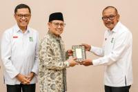 Menteri Koordinator Bidang Pemberdayaan Masyarakat (Menko PM) A. Muhaimin Iskandar mewakafkan 2.000 Al-Quran untuk pesantren (Foto: Humas Kemenko PM)